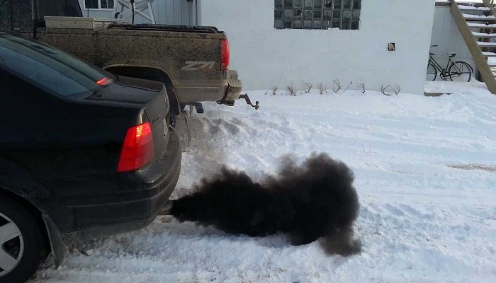 Tubo de escape con humo muy negro